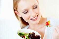 Ποια φαγητά κάνουν καλό στο δέρμα και ποια βλάπτουν;