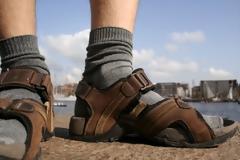 Εντολή στους δημοσίους υπαλλήλους να... μην φορούν κάλτσες!