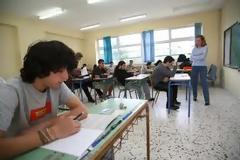 Πανελλήνιες 2013: Μοίρασαν τα θέματα της Φυσικής και τα πήραν πίσω