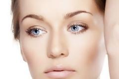 Χείλη σε nude απόχρωση