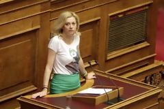 Πως ακριβώς εννοείται το ευπρεπώς ενδεδυμένος; Έγινε παρατήρηση στην Pαχήλ Μακρή γιατί φορούσε φούστα - μπλούζα!