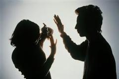 Οι γυναίκες θύματα των ανδρών στην Ελλάδα της κρίσης