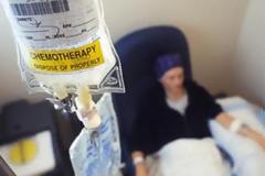 «Κόβουν» την αναρρωτική άδεια από καρκινοπαθή