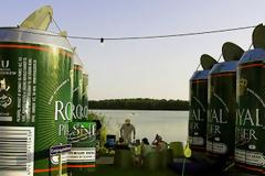 Πρωτότυπο κάμπινγκ: Κοιμούνται μέσα σε κουτάκια μπύρας!