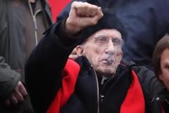 Πέθανε ο «κόκκινος ιερέας»