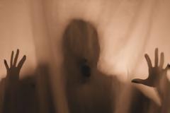 Έβαλε κάμερα στο σπίτι για τα φαντάσματα και έπιασε την κοπέλα του με το γιο του!