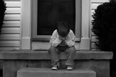 Αυτό είναι το κτήνος που βίαζε τον 8χρονο γιο συναδέλφου του