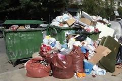 «Βουνό» τα σκουπίδια στο Θερμαϊκό