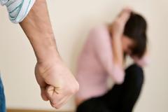 Οι Έλληνες κακοποιούν περισσότερο τις γυναίκες τους λόγω του... Μνημονίου