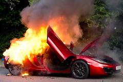 Μια ακόμη McLaren MP4 αξίας £200,000 πήρε φωτιά!