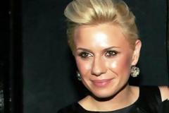 Με τα μούτρα στη δουλειά η Κατερίνα Καραβάτου