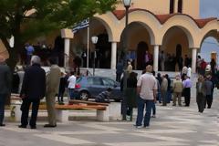 Σε κλίμα οδύνης η κηδεία της αδικοχαμένης μάνας