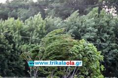 Σφοδρή ανεμοθύελλα το βράδυ πέρασε στα Τρίκαλα