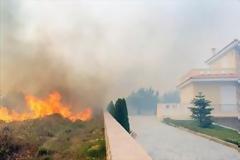 Πανικός! Πύρινος εφιάλτης, τύλιξαν οι φλόγες σπίτια και αυτοκίνητο
