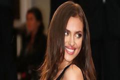 Τίποτα στη φαντασία δεν άφησε το φόρεμα με τις 1.000 τρύπες της Ιρίνας Σάικ