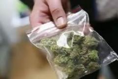 19χρονη μοίραζε ναρκωτικά και συνελήφθη