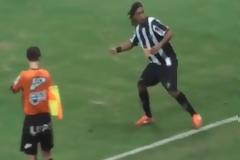 Ο Ροναλντίνιο πέταξε...χειροβομβίδα στην εξέδρα!