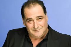 Στον αέρα το νέο video clip του Βασίλη Καρρά 