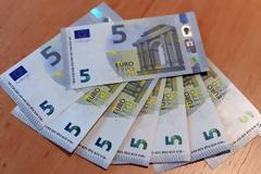 Προβλήματα στα αυτόματα εκδοτήρια των εισιτηρίων στις γραμμές 2 και 3 του μετρό και στο τραμ δημιουργεί το νέο χαρτονόμισμα των 5 ευρώ