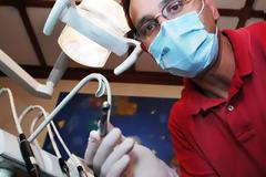 Χειροπέδες σε γνωστό οδοντίατρο γιατί δεν έκοψε 61 αποδείξεις