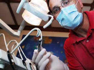 Φωτογραφία για Χειροπέδες σε γνωστό οδοντίατρο γιατί δεν έκοψε 61 αποδείξεις