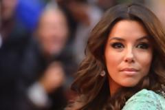 H Εύα Λονγκόρια βρήκε αφορμή να σηκώσει εντελώς το φόρεμά της στις Κάννες