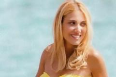 Η Έλενα Παπαβασιλείου με κίτρινο μπικίνι στην παραλία της Σαρωνίδας!
