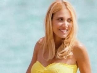 Φωτογραφία για Η Έλενα Παπαβασιλείου με κίτρινο μπικίνι στην παραλία της Σαρωνίδας!