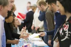 Μειώθηκαν οι αιτήσεις για επίδομα ανεργίας στις ΗΠΑ