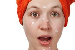 Ακμή: Αντιμετωπίστε τη συμβατικά και με φυσικό τρόπο