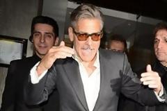 Ο Κλούνεϊ υπέκυψε στη μόδα του μουστακιού