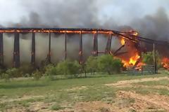 Κατάρρευση καιόμενης γέφυρας [Video]
