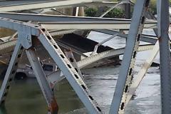 Κατέρρευσε γέφυρα στην Ουάσινγκτον - Αρκετά αυτοκίνητα έχουν πέσει μέσα στο νερό