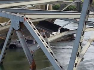Φωτογραφία για Κατέρρευσε γέφυρα στην Ουάσινγκτον - Αρκετά αυτοκίνητα έχουν πέσει μέσα στο νερό