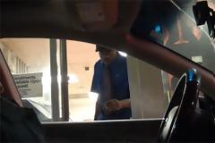 Φάρσα: Ακέφαλο Zombie σε Drive-Thru (Video)