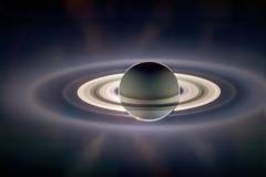 Γιγάντιος κυκλώνας στροβιλίζεται στον Κρόνο