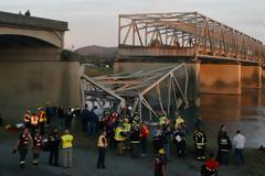 Κατέρρευσε γέφυρα στο Σιάτλ - Άνθρωποι και αυτοκίνητα στο νερό