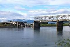 Κατέρρευσε γέφυρα στην Ουάσιγκτον - Δύο αυτοκίνητα έπεσαν στο νερό