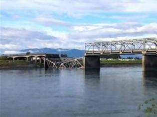 Φωτογραφία για Κατέρρευσε γέφυρα στην Ουάσιγκτον - Δύο αυτοκίνητα έπεσαν στο νερό
