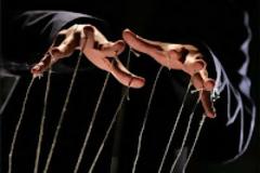 Τα μίντια κατασπαράσσουν τους εχθρούς του συστήματος... !!!