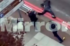 Η στιγμή που η αστυνομία πυροβολεί τους δράστες της δολοφονίας του στρατιώτη