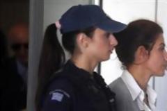 H καλλονή αστυνομικίνα που κλέβει την παράσταση στη δίκη του Ακη