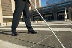 57χρονος βλέπει ξανά χάρη στην αδερφή του!