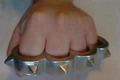 Πάτρα: Nεαρός κυκλοφορούσε με σιδηρογροθιά