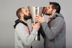 ΟΙ ΠΡΩΤΑΘΛΗΤΕΣ ΜΕ ΤΗΝ... ΚΟΥΠΑ ΑΓΚΑΛΙΑ! *PHOTOS*