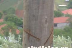 Aπίστευτο! Eπιχείρησε να κόψει την κολόνα της ΔΕΗ