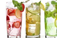 10 τρόποι να κάνετε το νερό λιγότερο βαρετό, προσέχοντας τη σιλουέτα σας