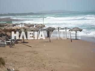 Φωτογραφία για Ηλεία: H τρικυμία παρέσυρε ξαπλώστρες και ομπρέλες στις παραλίες
