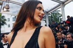 Ιρίνα Σάικ: Aναστάτωσε το φεστιβάλ των Καννών με το ντύσιμο - γδύσιμό της