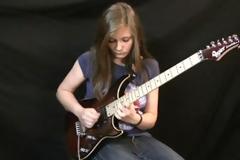 14χρονη μαγεύει στο YouTube με την ηλεκτρική της κιθάρα [Video]